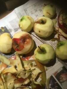 Fehlstellen aus Äpfeln herausschneiden