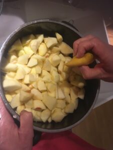 Äpfel mit Zitronensaft beträufeln
